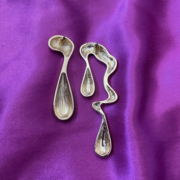 Abstract art earrings in gold with black enamel detail. - Picture 2 of 5